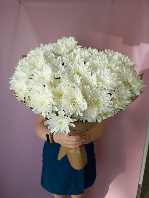 Нежный букет из белой кустовой хризантемы, артикул F1210265 - 4344 рублей, доставка по городу. Flawery - доставка цветов