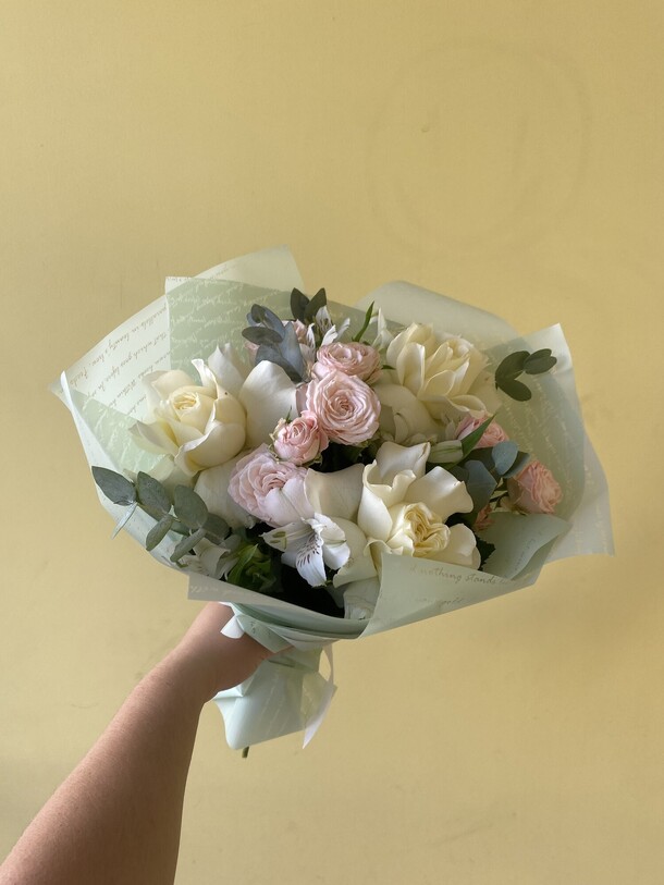 Авторский букет "люблю тебя <3", артикул F1210737 - 4586 рублей, доставка по городу. Flawery - доставка цветов