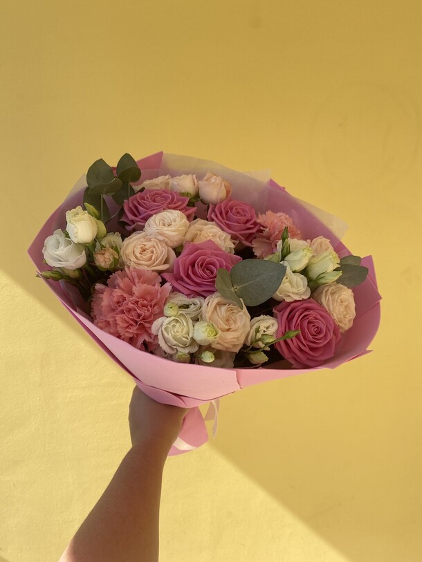 Красивый букет из роз и эустомы, артикул F1210738 - 7688 рублей, доставка по городу. Flawery - доставка цветов