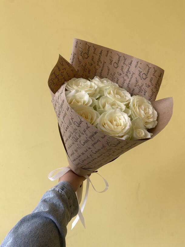 Классический букет белых роз в крафте, артикул F1210739 - 2700 рублей, доставка по городу. Flawery - доставка цветов