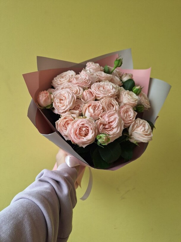 Букет кустовых пионовидных роз, артикул F1211182 - 8228 рублей, доставка по городу. Flawery - доставка цветов