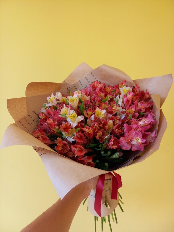 Большой букет сортовых альстромерий, артикул F1211297 - 5191 рублей, доставка по городу. Flawery - доставка цветов