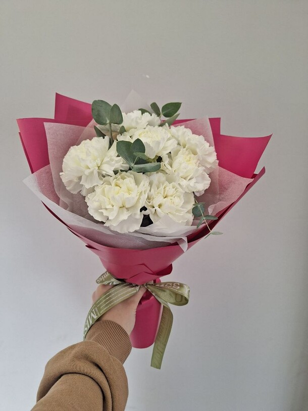 Букет из белых диантусов, артикул F1212300 - 3013 рублей, доставка по городу. Flawery - доставка цветов