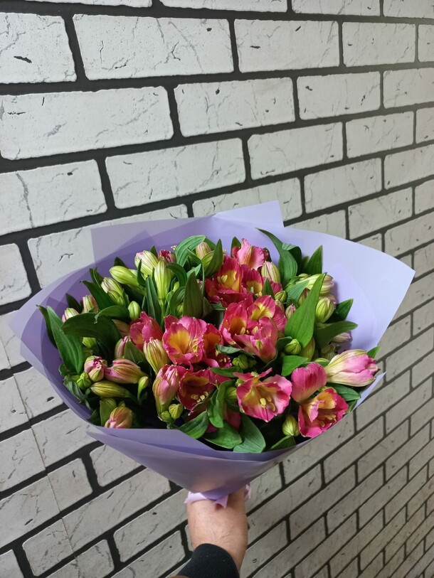 Монобукет из альстромерии, артикул F1213482 - 2299 рублей, доставка по городу. Flawery - доставка цветов