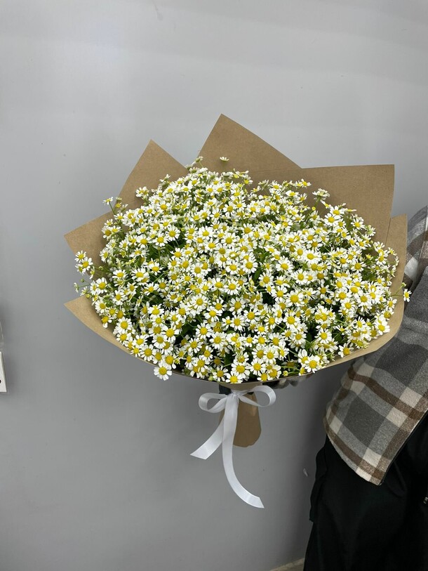 Шикарный букет кустовых ромашек в крафте, артикул F1213939 - 8337 рублей, доставка по городу. Flawery - доставка цветов