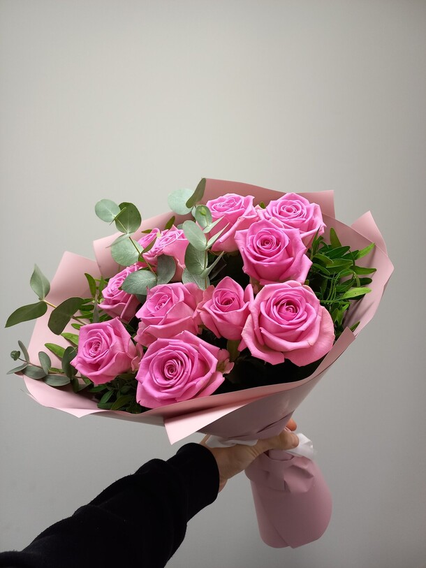 Розовые розы с эвкалиптом, артикул F1220736 - 3981 рублей, доставка по городу. Flawery - доставка цветов