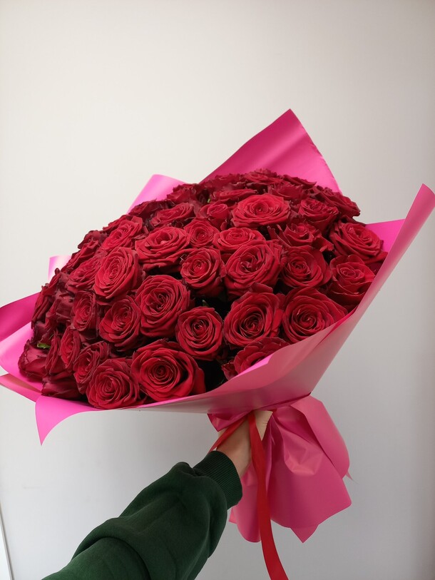 Букет из 59 сортовых красных роз, артикул F1223822 - 17700 рублей, доставка по городу. Flawery - доставка цветов