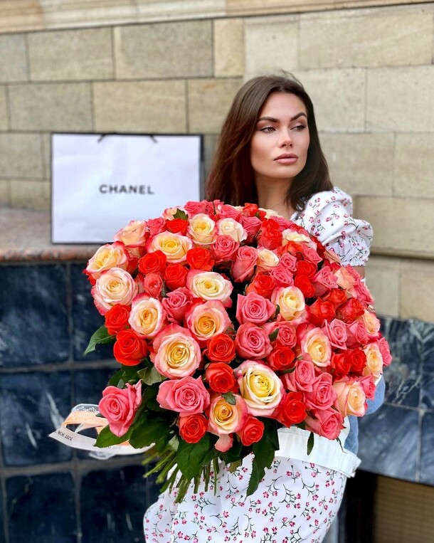 101 роза микс, артикул F1225903 - 22131 рублей, доставка по городу. Flawery - доставка цветов