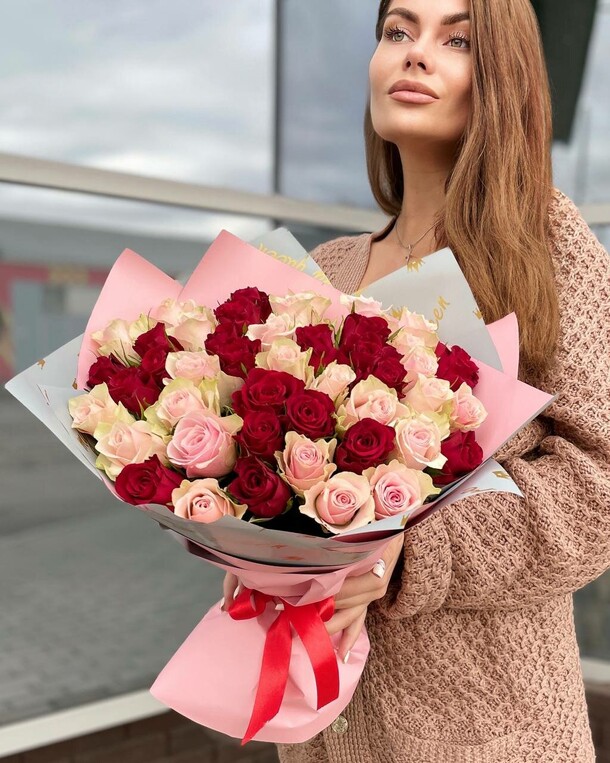 Милый букет из 41 розы, артикул F1225905 - 10394 рублей, доставка по городу. Flawery - доставка цветов