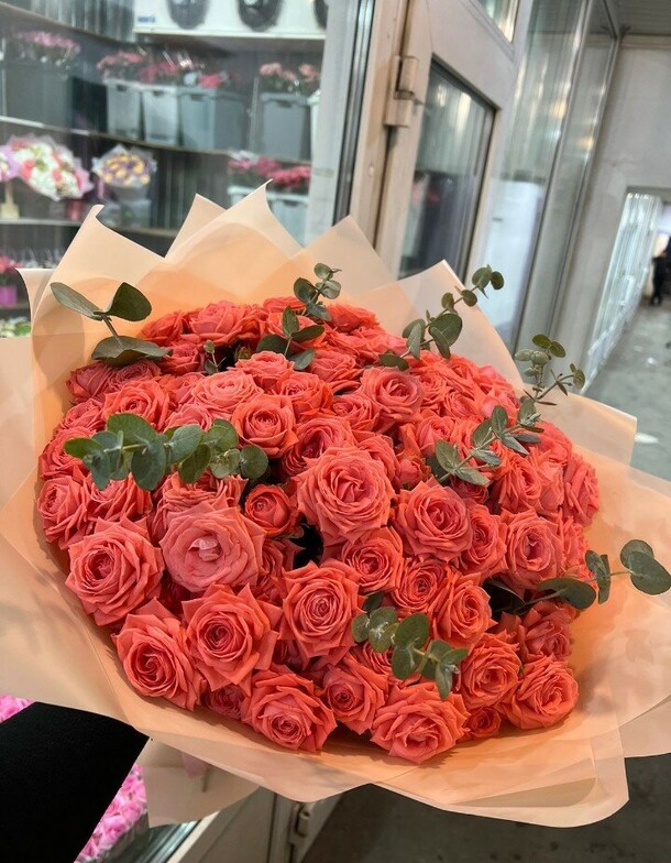 Букет кустовых роз, артикул F1237550 - 12451 рублей, доставка по городу. Flawery - доставка цветов