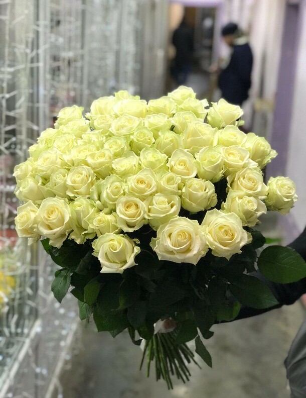 51 белая роза, артикул F1237555 - 12451 рублей, доставка по городу. Flawery - доставка цветов