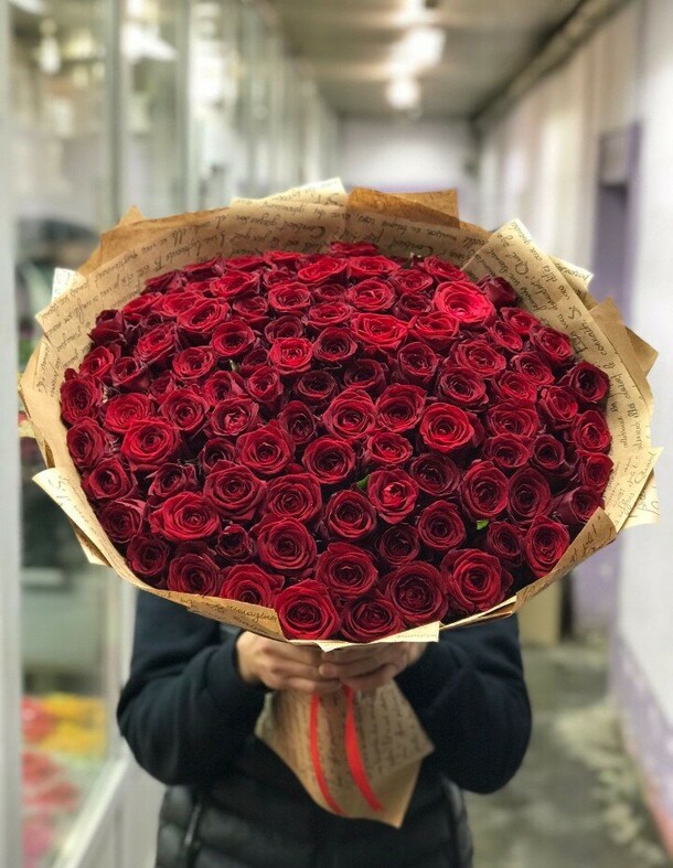 101 красная роза, артикул F1237570 - 27697 рублей, доставка по городу. Flawery - доставка цветов