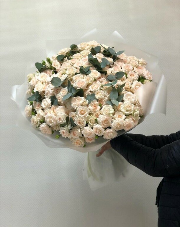 69 кустовых роз с эвкалиптом, артикул F1238882 - 26487 рублей, доставка по городу. Flawery - доставка цветов