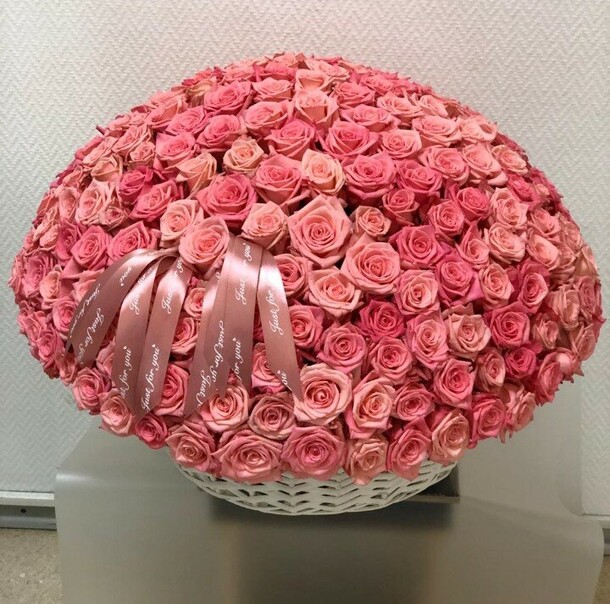 121 роза в корзине, артикул F1238886 - 36167 рублей, доставка по городу. Flawery - доставка цветов