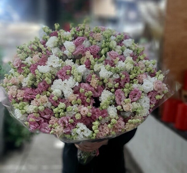 Шикарный букет из 101 розовой эустомы, артикул F1239969 - 67637 рублей, доставка по городу. Flawery - доставка цветов