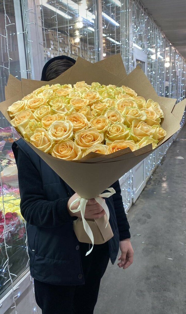 51 кремовая роза, артикул F1241098 - 12451 рублей, доставка по городу. Flawery - доставка цветов