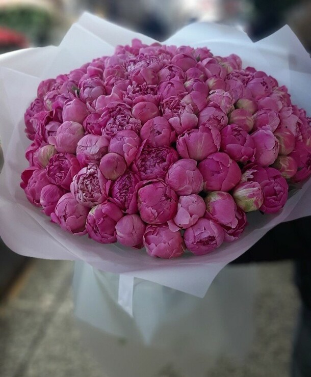 Большой букет из 101 пиона, артикул F1241101 - 99501 рублей, доставка по городу. Flawery - доставка цветов