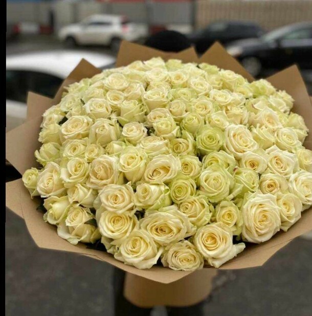 Потрясающий букет белых роз, артикул F1241943 - 18017 рублей, доставка по городу. Flawery - доставка цветов