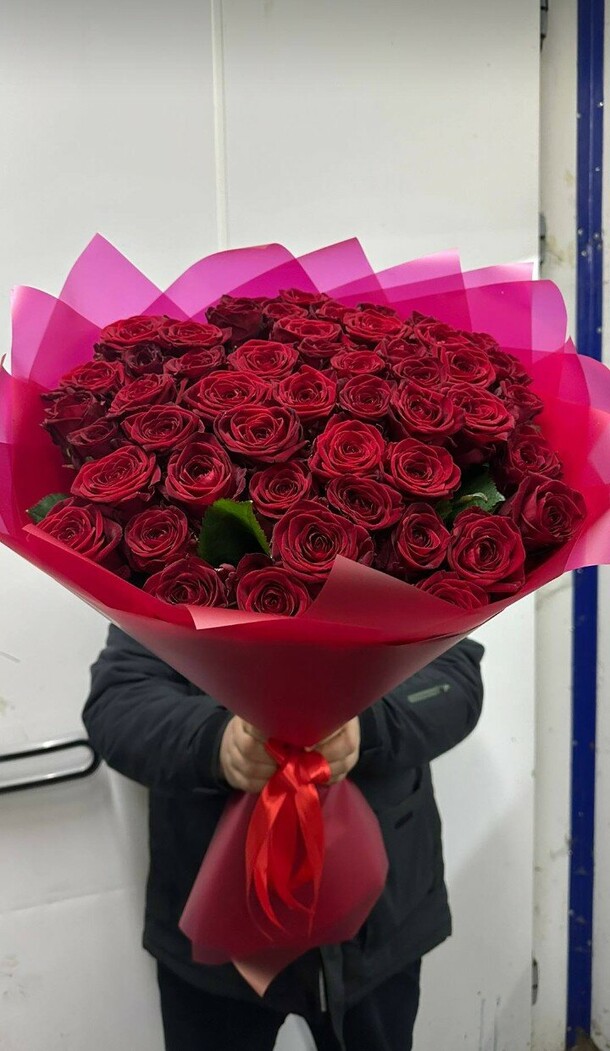 Букет больших красных роз, артикул F1244288 - 18138 рублей, доставка по городу. Flawery - доставка цветов