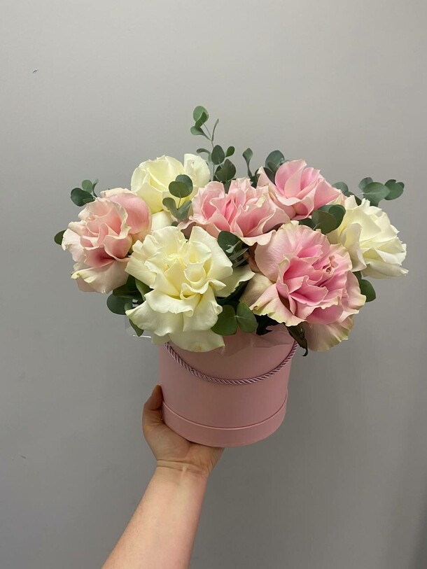 Цветы в коробке "мейд ин душа", артикул F1244475 - 5917 рублей, доставка по городу. Flawery - доставка цветов