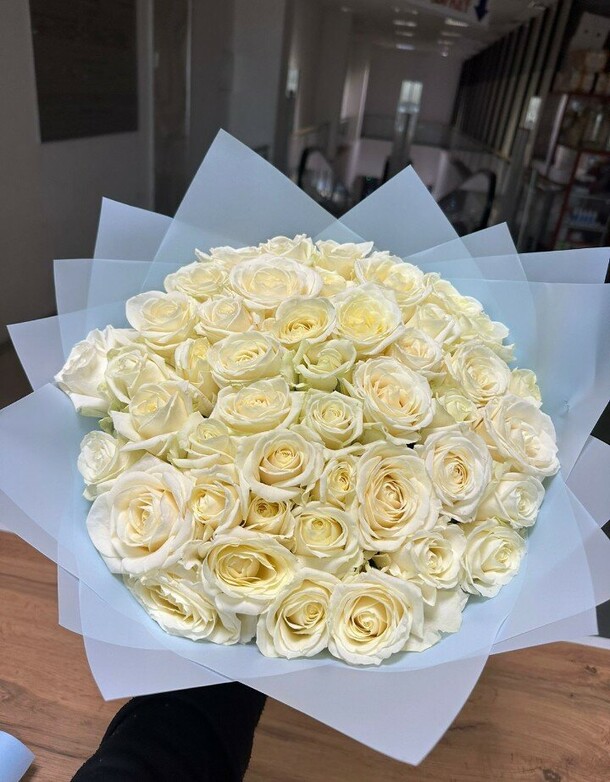 Букет белых роз "ангел", артикул F1245043 - 12451 рублей, доставка по городу. Flawery - доставка цветов