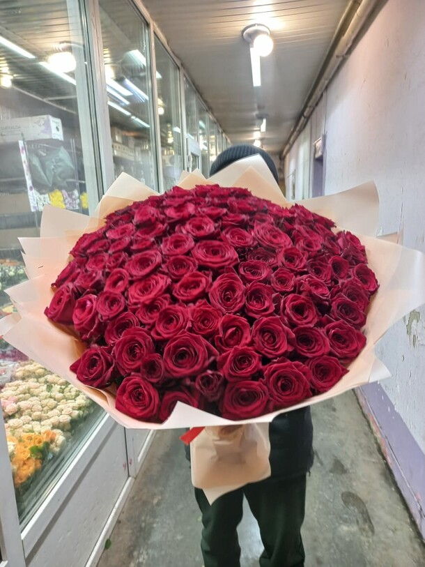 101 красная роза, артикул F1245067 - 24067 рублей, доставка по городу. Flawery - доставка цветов