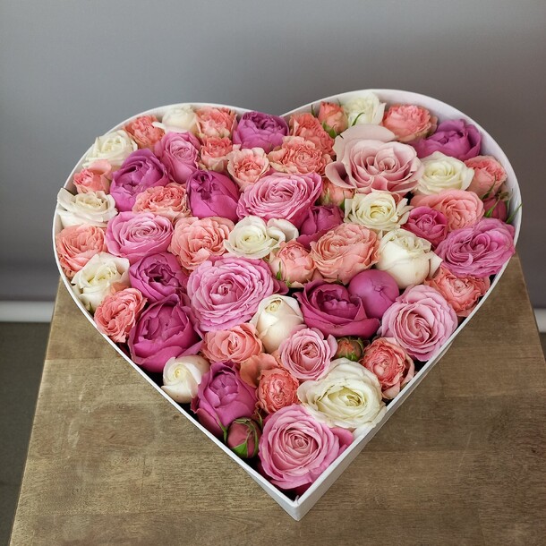 Розы в коробке в виде сердца, артикул F1245902 - 13163 рублей, доставка по городу. Flawery - доставка цветов