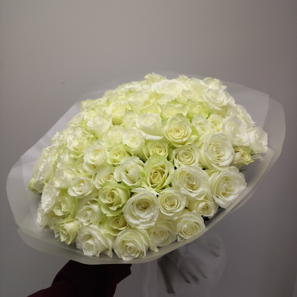 Огромный букет 101 белая роза, артикул F1245968 - 24067 рублей, доставка по городу. Flawery - доставка цветов