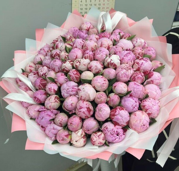 101 пион, артикул F1247155 - 115501 рублей, доставка по городу. Flawery - доставка цветов