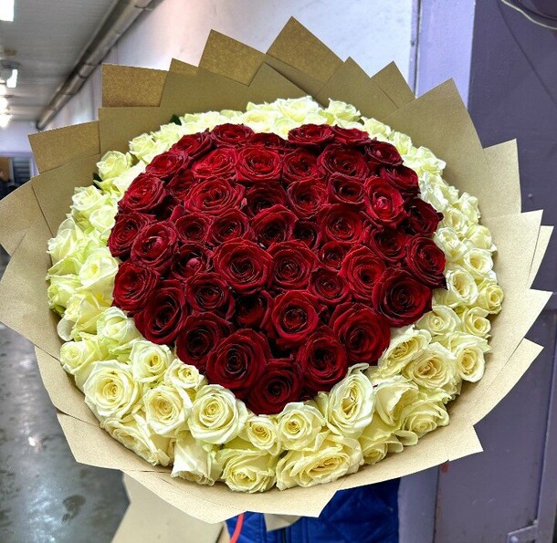 Букет "сердце роз" из 101 розы, артикул F1247702 - 26497 рублей, доставка по городу. Flawery - доставка цветов