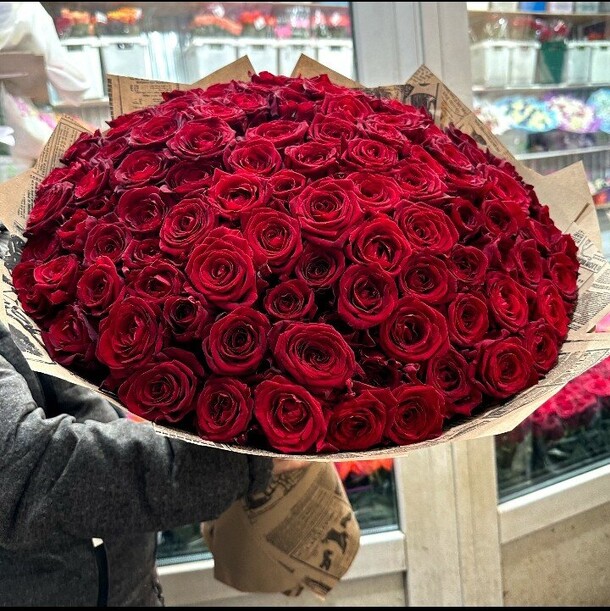Огромный букет красных роз, артикул F1247703 - 24067 рублей, доставка по городу. Flawery - доставка цветов