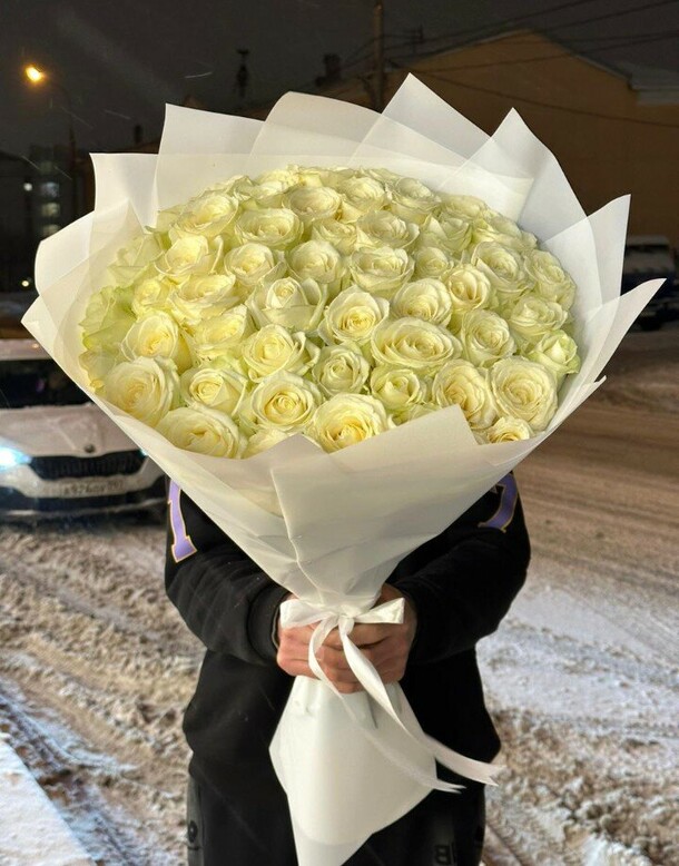 51 белая роза 70 см, артикул F1247854 - 19237 рублей, доставка по городу. Flawery - доставка цветов