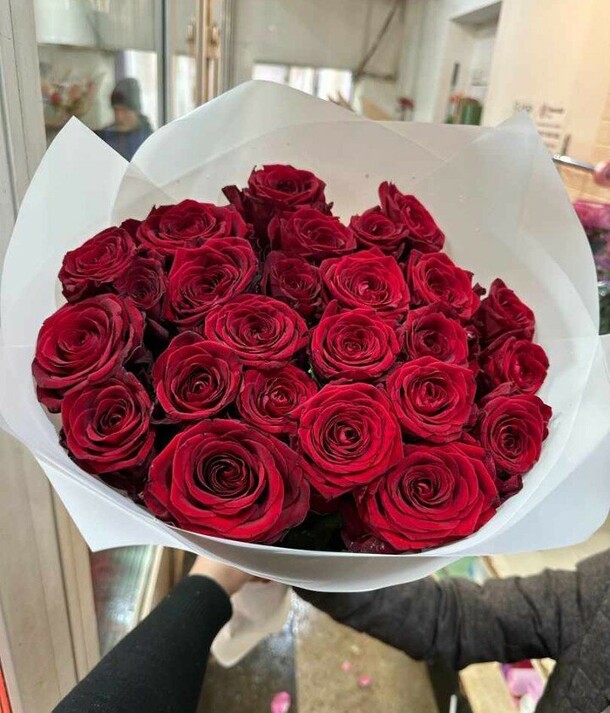 23 красные розы, артикул F1247859 - 5917 рублей, доставка по городу. Flawery - доставка цветов
