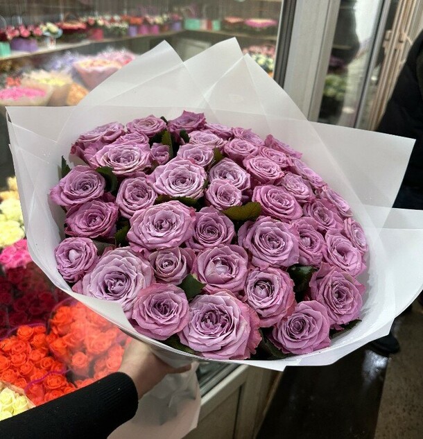 39 фиолетовых лиловых роз, артикул F1247861 - 10878 рублей, доставка по городу. Flawery - доставка цветов