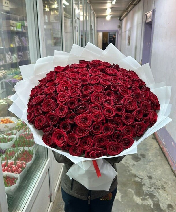 101 красная роза, артикул F1248058 - 32670 рублей, доставка по городу. Flawery - доставка цветов