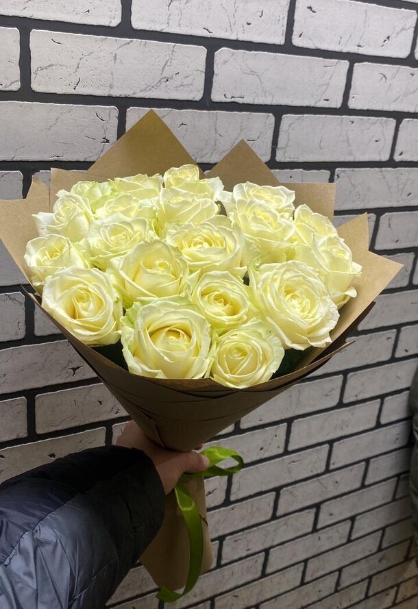 Букет белых роз, артикул F1248159 - 5191 рублей, доставка по городу. Flawery - доставка цветов