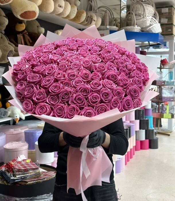 Огромный букет розовых роз, артикул F1249431 - 24067 рублей, доставка по городу. Flawery - доставка цветов