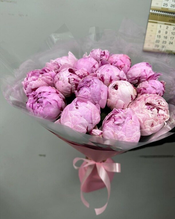 Букет из 15 розовых пионов, артикул F1251855 - 20899 рублей, доставка по городу. Flawery - доставка цветов