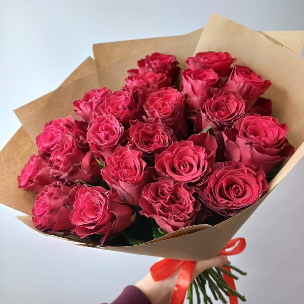 Букет сортовых красных роз, артикул F1251869 - 6309 рублей, доставка по городу. Flawery - доставка цветов