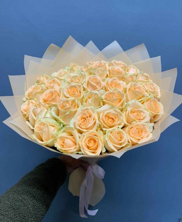 Большой букет кремовых роз, артикул F1252514 - 12451 рублей, доставка по городу. Flawery - доставка цветов