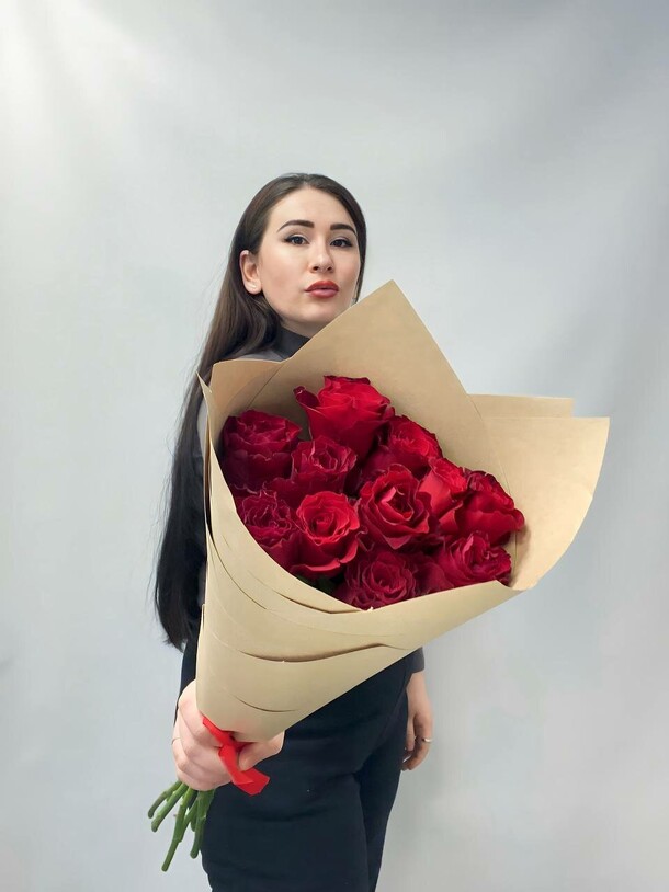 11 красных роз, артикул F1255818 - 3309 рублей, доставка по городу. Flawery - доставка цветов