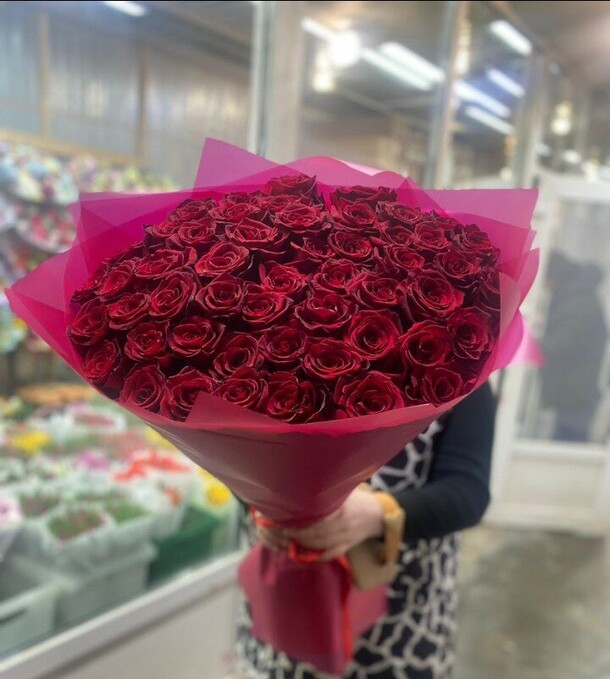 51 красная роза 50см, артикул F1264169 - 18433 рублей, доставка по городу. Flawery - доставка цветов