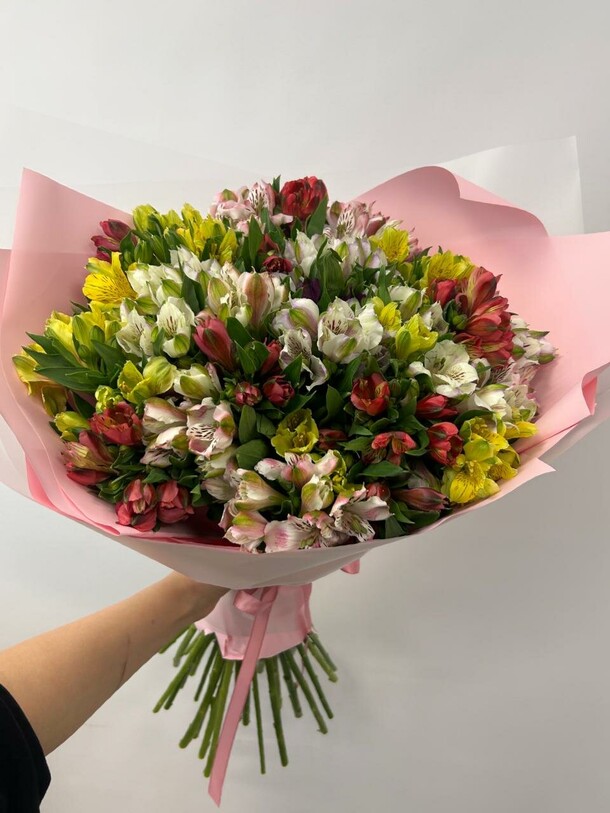 Огромный букет ярких альстромерий, артикул F1264648 - 6485 рублей, доставка по городу. Flawery - доставка цветов