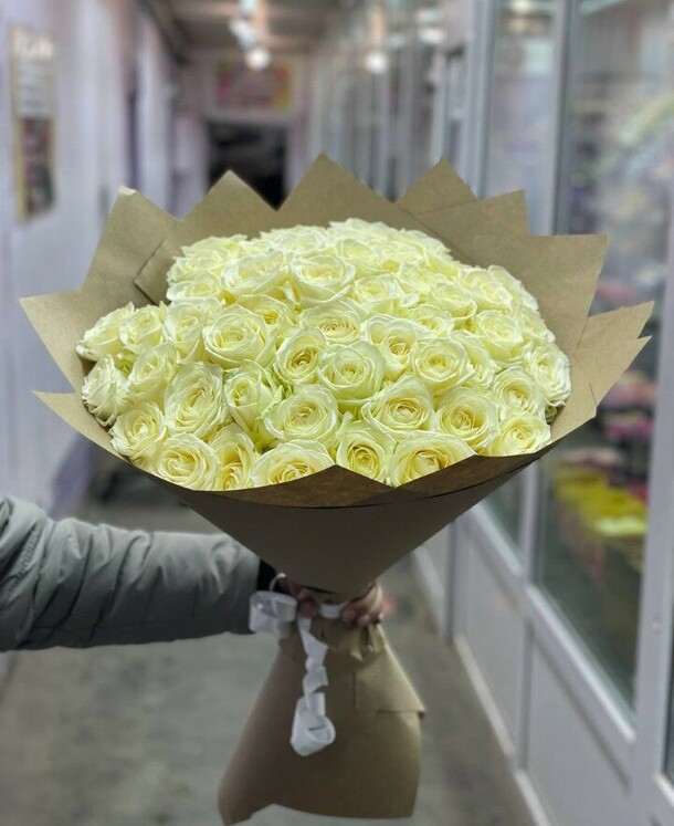 Большой букет 75 белых роз, артикул F1267493 - 27804 рублей, доставка по городу. Flawery - доставка цветов