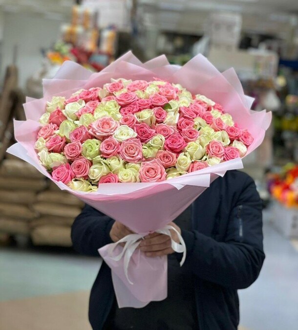 Яркий букет 101 розы, артикул F1267498 - 37466 рублей, доставка по городу. Flawery - доставка цветов