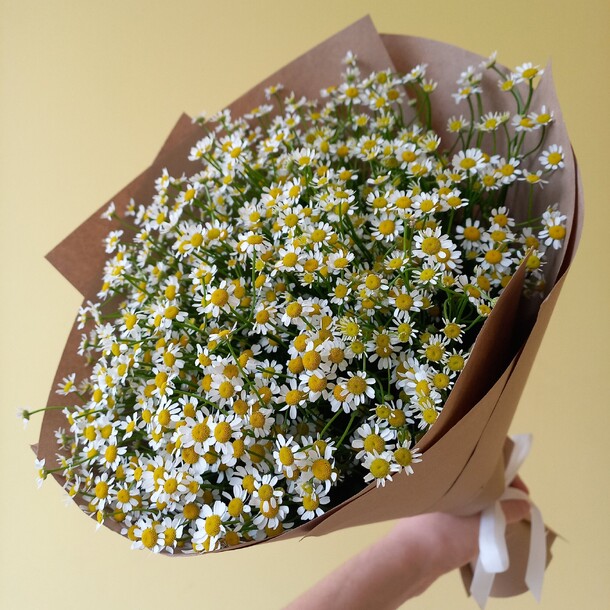 Летний букет кустовых ромашек, артикул F1269826 - 6643 рублей, доставка по городу. Flawery - доставка цветов