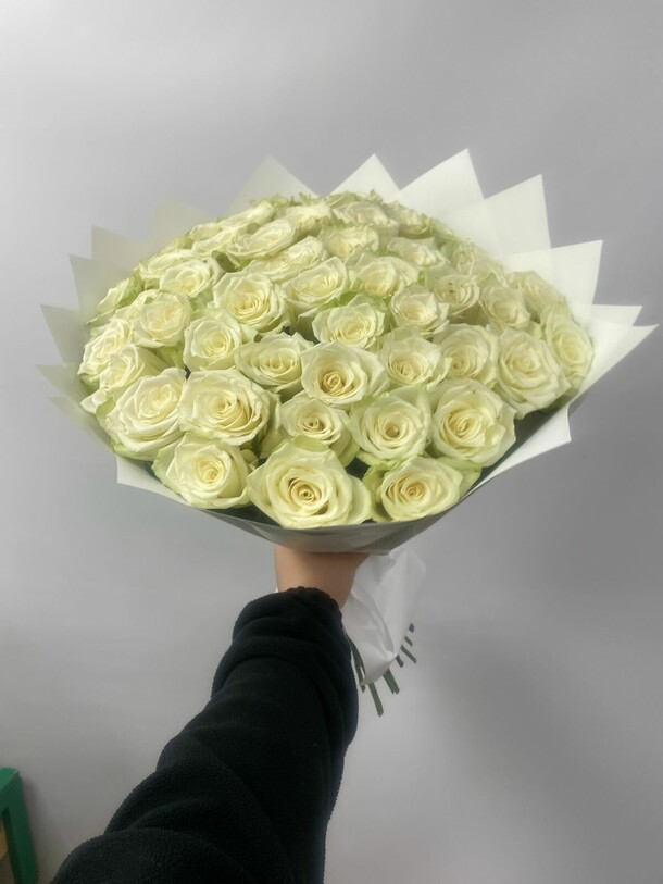 Огромный букет белых роз, артикул F1275115 - 18433 рублей, доставка по городу. Flawery - доставка цветов