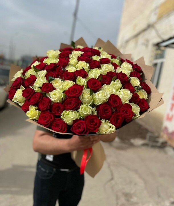 Свежий букет 101 розы, артикул F1277320 - 37906 рублей, доставка по городу. Flawery - доставка цветов