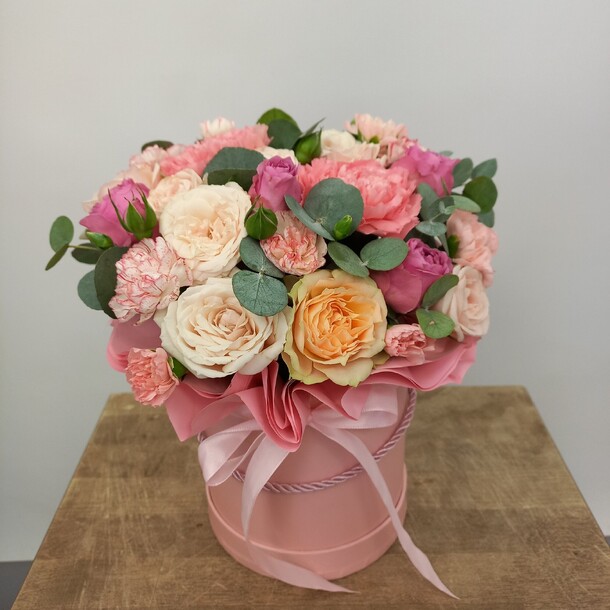 Цветы в коробке "девчонка", артикул F1279819 - 5917 рублей, доставка по городу. Flawery - доставка цветов