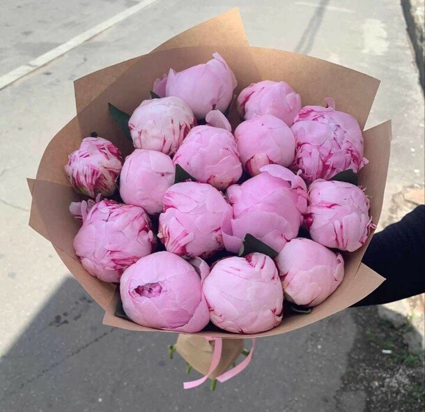 Букет из 15 пионов ❤️, артикул F1281296 - 18000 рублей, доставка по городу. Flawery - доставка цветов